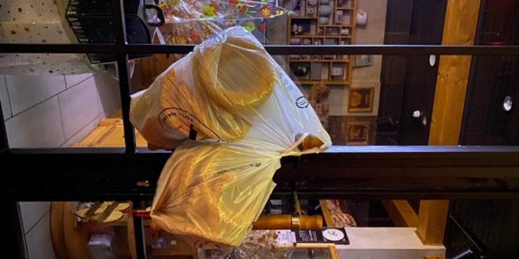 Βόλος: Μια σακούλα γεμάτη ανθρωπιά κάθε βράδυ στην είσοδο κεντρικού φούρνου