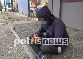 Τηλεκπαίδευση στο… πεζοδρόμιο για 12χρονο μαθητή (video)