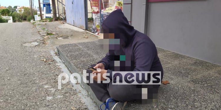 Alldaynews.gr Τηλεκπαίδευση στο… πεζοδρόμιο για 12χρονο μαθητή (video)