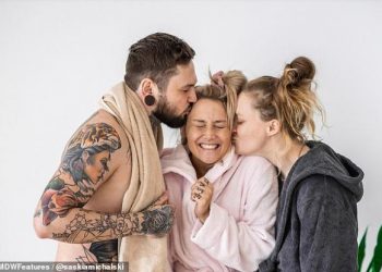 Πολυερωτική σύζυγος αρραβωνιάζεται γυναίκα, και ο άντρας της δηλώνει ευτυχισμένος παρότι δεν θα κάνει s3x με το νέο μέλος της… οικογένειας (pics)