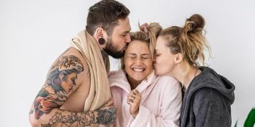 Alldaynews.gr Πολυερωτική σύζυγος αρραβωνιάζεται γυναίκα, και ο άντρας της δηλώνει ευτυχισμένος παρότι δεν θα κάνει s3x με το νέο μέλος της… οικογένειας (pics)