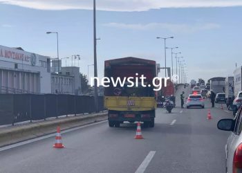 ΠΡΙΝ ΛΙΓΟ: Σοβαρό τροχαίο με τραυματίες – ΙΧ έριξε στο αντίθετο ρεύμα κολώνα της ΔΕΗ (pics)