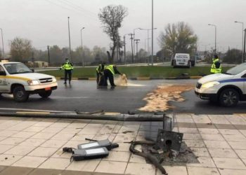 Τρίκαλα: Τρελή πορεία αυτοκινήτου που διέλυσε κολώνα και κατέληξε στον κόμβο! Σώθηκε ο οδηγός του (Φωτό)