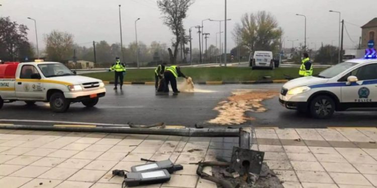 Τρίκαλα: Τρελή πορεία αυτοκινήτου που διέλυσε κολώνα και κατέληξε στον κόμβο! Σώθηκε ο οδηγός του (Φωτό)