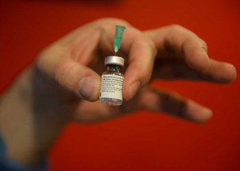 Εμβόλιο Pfizer: Οι Γερμανοί κατάφεραν να εξοικονομήσουν μια δόση ανά φιαλίδιο!