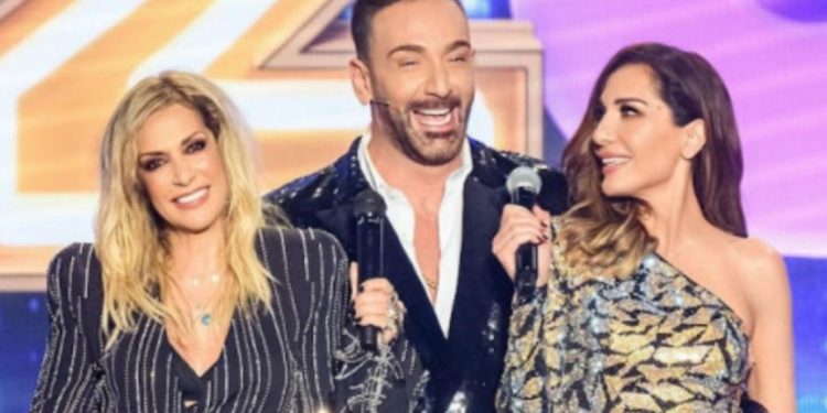 Alldaynews.gr Πόσες Χιλιάδες Ευρώ πήρε η Άννα Βίσση για το J2US και την αγκαλιά με την Βανδή!