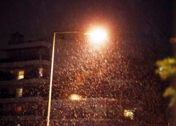 Έπεσαν οι πρώτες νιφάδες χιονιού στη Θεσσαλονίκη (video)