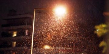 Έπεσαν οι πρώτες νιφάδες χιονιού στη Θεσσαλονίκη (video)