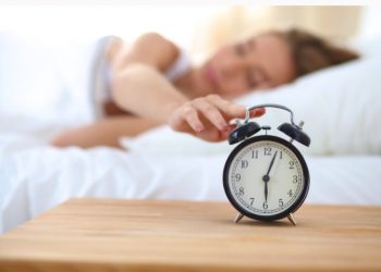 Γιατί ξυπνάς ακριβώς πριν χτυπήσει το ξυπνητήρι: Δεν είναι τόσο προφανές όσο νομίζεις