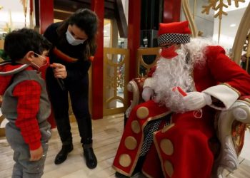 Μάσκα στις οικογενειακές συγκεντρώσεις Χριστούγεννα και Πρωτοχρονιά αλλιώς έρχεται τρίτο κύμα