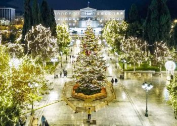 Ο παλαιότερος εργαζόμενος ανάβει το χριστουγεννιάτικο δέντρο στο βίντεο του Δήμου Αθηναίων