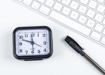 Alldaynews.gr ρολόι γραφείο time roloi