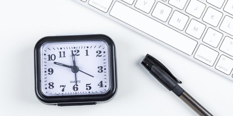 Alldaynews.gr ρολόι γραφείο time roloi