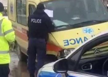 Βγήκε από το αυτοκίνητο, ξυλοκόπησε πεζό και τον άφησε αναίσθητο (σκληρές εικόνες)