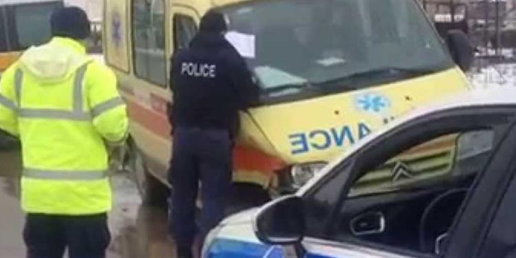 Alldaynews.gr Βγήκε από το αυτοκίνητο, ξυλοκόπησε πεζό και τον άφησε αναίσθητο (σκληρές εικόνες)