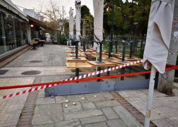 Alldaynews.gr Άγιος Σώστης: Σε σοβαρή κατάσταση οι γιοι του θύματος – Τραυματίστηκε και σερβιτόρα της καφετέριας (pics, video)