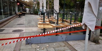 Alldaynews.gr Άγιος Σώστης: Σε σοβαρή κατάσταση οι γιοι του θύματος – Τραυματίστηκε και σερβιτόρα της καφετέριας (pics, video)