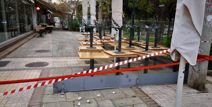 Alldaynews.gr Άγιος Σώστης: Σε σοβαρή κατάσταση οι γιοι του θύματος – Τραυματίστηκε και σερβιτόρα της καφετέριας (pics, video)