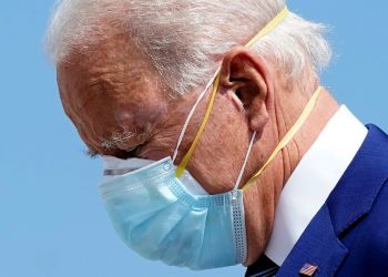 Ο Τζο Μπάιντεν με διπλή μάσκα για προστασία από τον Κορονοϊό