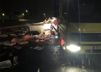 Alldaynews.gr Απίστευτο τροχαίο στα Τρίκαλα: Γέμισε με ψάρια η εθνική Τρικάλων – Καλαμπάκας (pics)