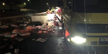 Alldaynews.gr Απίστευτο τροχαίο στα Τρίκαλα: Γέμισε με ψάρια η εθνική Τρικάλων – Καλαμπάκας (pics)