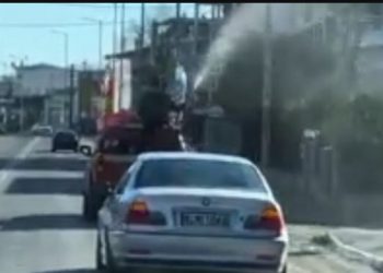 Συγγνώμη από τον ιερεά που έριχνε αγιασμό με τη μάνικα-Τον έστειλαν «εξορία»