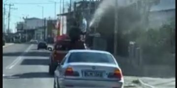 Alldaynews.gr Συγγνώμη από τον ιερεά που έριχνε αγιασμό με τη μάνικα-Τον έστειλαν «εξορία»