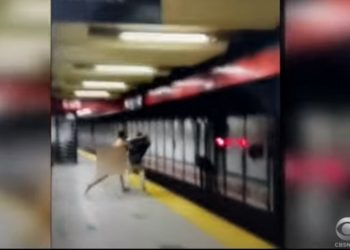 Γυμνός άνδρας ρίχνει επιβάτη στις ράγες του μετρό και σκοτώνεται ο ίδιος[video ΣΟΚ]