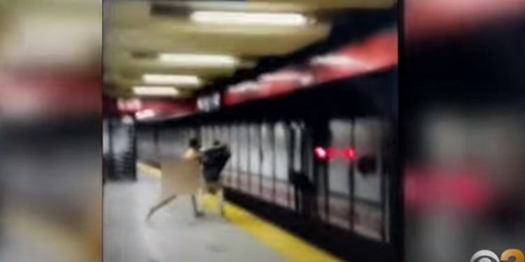 Γυμνός άνδρας ρίχνει επιβάτη στις ράγες του μετρό και σκοτώνεται ο ίδιος[video ΣΟΚ]