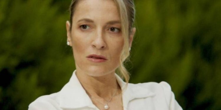 Alldaynews.gr Έξαψη-Spoiler: Μια παλιά κλήση στο κινητό της Βίκυς προκαλεί υποψίες