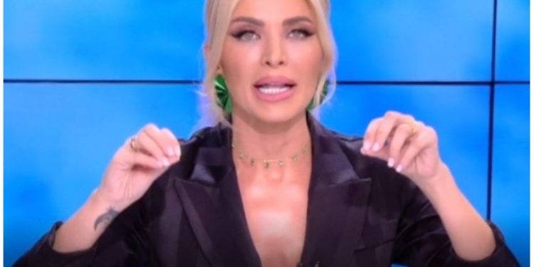 Ο πατέρας της Καινούργιου της “την είπε” για το ντεκολτέ On Air!! “Γιατί φοράς αυτό;”, “Είναι πολύ ανοιχτό”