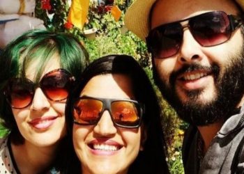 Πήγε να μείνει σε φιλικό της ζευγάρι και έγιναν τρίο, μεγαλώνουν μαζί 4 παιδιά[photos]