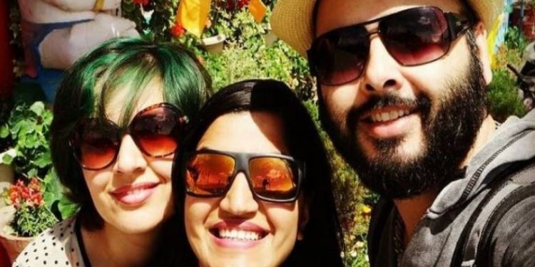 Πήγε να μείνει σε φιλικό της ζευγάρι και έγιναν τρίο, μεγαλώνουν μαζί 4 παιδιά[photos]