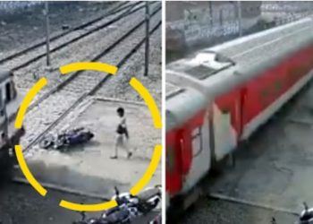 Η μοτοσυκλέτα διαλύεται ο αναβατής σώζεται δευτερόλεπτα πριν το πέρασμα του τρένου[video]