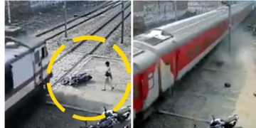 Η μοτοσυκλέτα διαλύεται ο αναβατής σώζεται δευτερόλεπτα πριν το πέρασμα του τρένου[video]