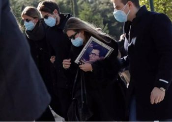 Θρήνος στην Κηδεία του Σήφη Βαλυράκη: Υποβασταζόμενη η σύζυγός του στο «τελευταίο αντίο»