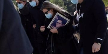 Alldaynews.gr Θρήνος στην Κηδεία του Σήφη Βαλυράκη: Υποβασταζόμενη η σύζυγός του στο «τελευταίο αντίο»