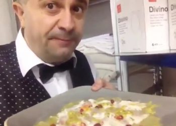 Σερβιτόρος φτύνει στο πιάτο υπουργού πριν του σερβίρει το φαγητό[video]