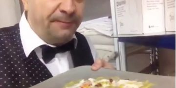 Σερβιτόρος φτύνει στο πιάτο υπουργού πριν του σερβίρει το φαγητό[video]