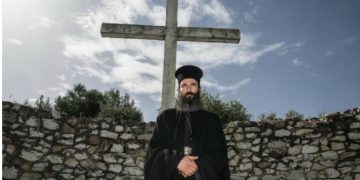 «Όταν σκέφτομαι τον Άγιο Νεκτάριο έρχεται στο μυαλό μου ο Άρης Σερβετάλης – Κουβαλάει αυτή την αγιοσύνη»