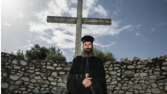 «Όταν σκέφτομαι τον Άγιο Νεκτάριο έρχεται στο μυαλό μου ο Άρης Σερβετάλης – Κουβαλάει αυτή την αγιοσύνη»