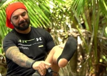 “Γυναίκα στείλε καμιά κάλτσα”-Χαμός με τις σκισμένες κάλτσες του Τριαντάφυλλου!