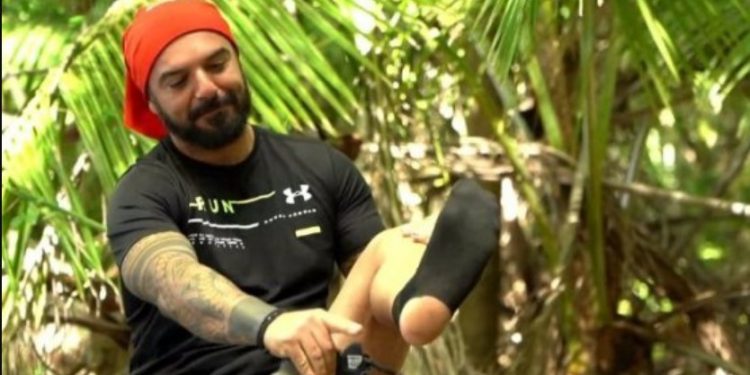 Alldaynews.gr “Γυναίκα στείλε καμιά κάλτσα”-Χαμός με τις σκισμένες κάλτσες του Τριαντάφυλλου!