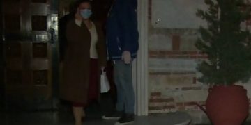 Θεσσαλονίκη: Ηλικιωμένη έξω απο εκκλησία ύψωσε το μεσαίο δάχτυλο στην κάμερα του ΣΚΑΙ[video]