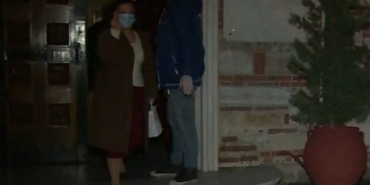 Θεσσαλονίκη: Ηλικιωμένη έξω απο εκκλησία ύψωσε το μεσαίο δάχτυλο στην κάμερα του ΣΚΑΙ[video]