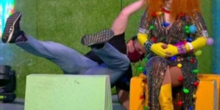 Καλό Μεσημεράκι: Απίστευτη τούμπα για τον floor manager στον αέρα[video]