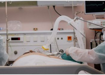 Κορωνοϊός: Διασωληνώθηκε 49χρονος γιατρός-Νοσηλεύονται η σύζυγος και τα τέσσερα παιδιά τους