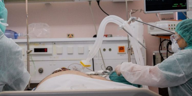 Alldaynews.gr Κορωνοϊός: Διασωληνώθηκε 49χρονος γιατρός-Νοσηλεύονται η σύζυγος και τα τέσσερα παιδιά τους