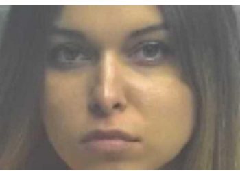 Νεαρή Δασκάλα κατηγορείται ότι βίασε 15χρονο μαθητή της – Του έστελνε και γυμνές φωτογραφίες της