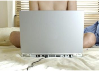 Τηλεργασία: Ένας στους 10 απολαμβάνει να εργάζεται από το σπίτι γυμνός